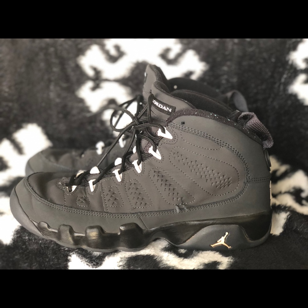 Nike Jordan sneakers big boys size: 6.5